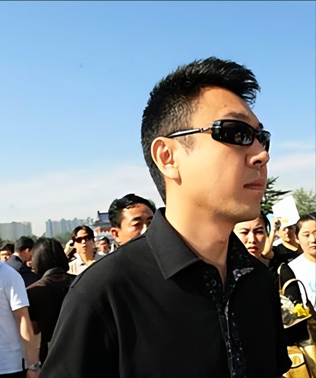 私生活混乱？被传10年换5任妻子，从央视离职的他，如今怎么样了