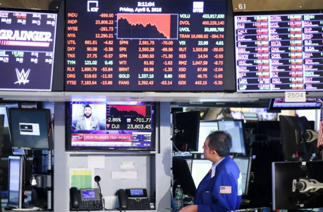 美国收到2个坏消息，日本软银砸盘英伟达,套现9000亿，AI情况危急