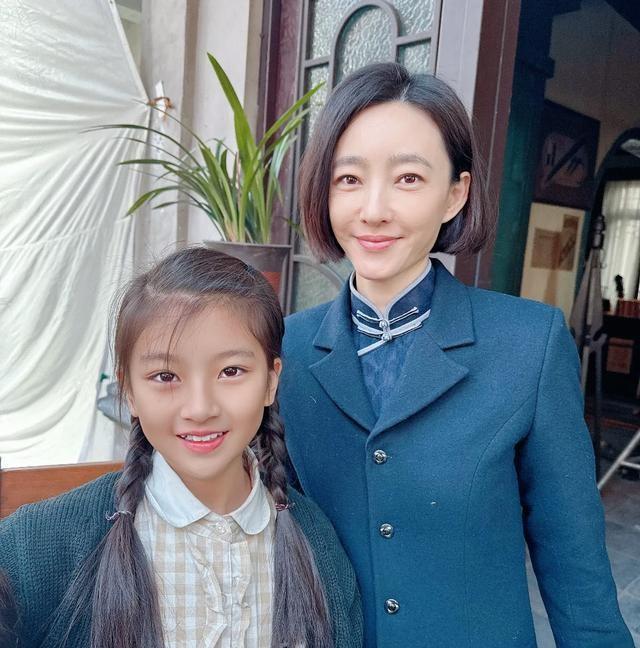 40岁王丽坤沦落到拍短剧，老公被抓2年后，她人中变长，不漂亮了