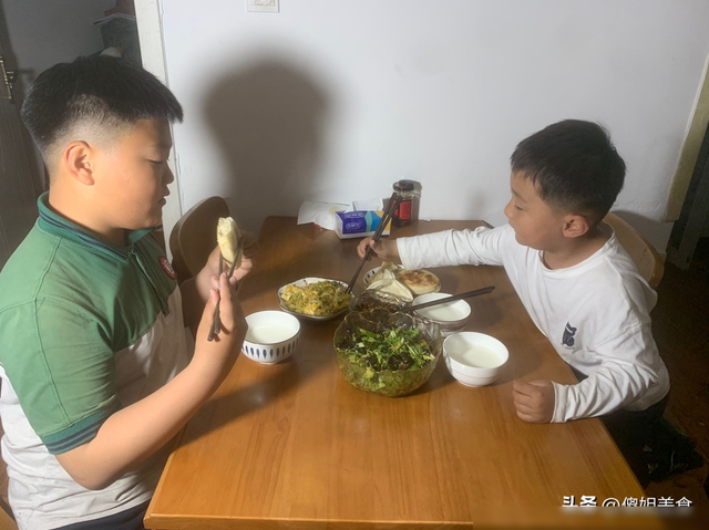青岛母子3人晚餐，晒圈火了，网友：太寒碜了，猪看了都摇头！