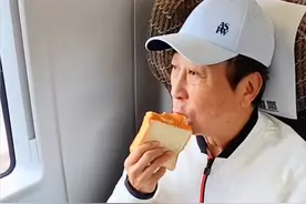 冯巩中秋节晒全家福！回天津坐一等座惹争议，透露93岁母亲已去世图片