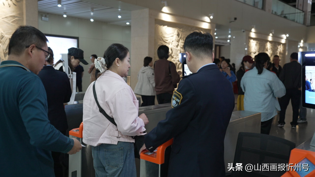 网络中国节·中秋丨当国庆红遇上中秋月：五台山景区双节喜迎八方客