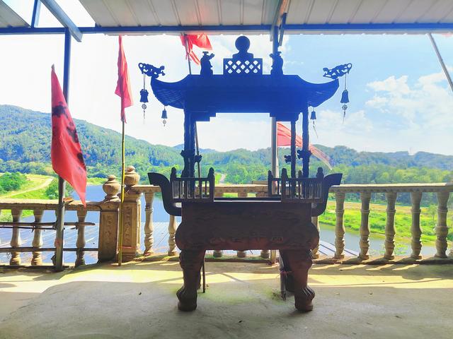 安徽潜山：悬崖上的小寺庙因石头滴水而知名