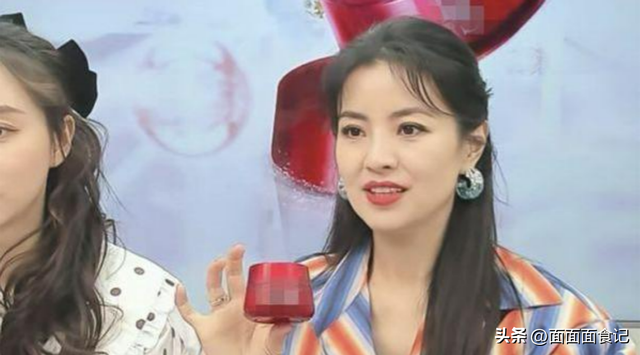 和撒贝宁同居四年，转身和富豪在一起，没想到如今却沦落至此