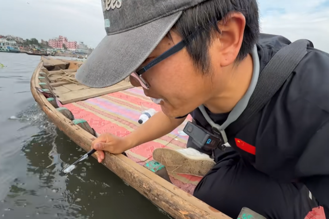 恒河水不能随便喝！中国小伙挑战后，当场呕吐不止，吐槽嘴像粪坑