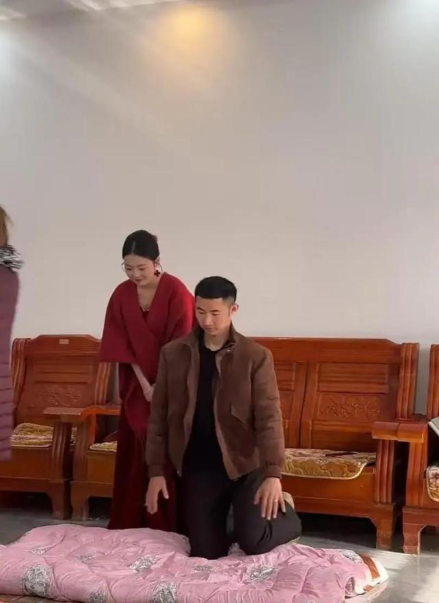 河北新娘因“天庭饱满”走红网络！乡村婚礼惊艳瞬间，尽显福气