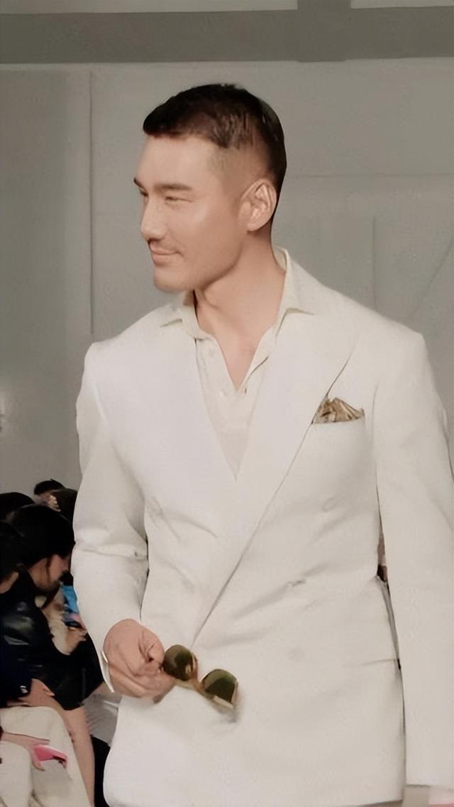 胡兵素颜流出，网友：这还是那个T台男神吗？