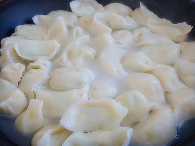 煮饺子时，水开下锅就错了，教你一招，饺子鲜嫩好吃不破皮