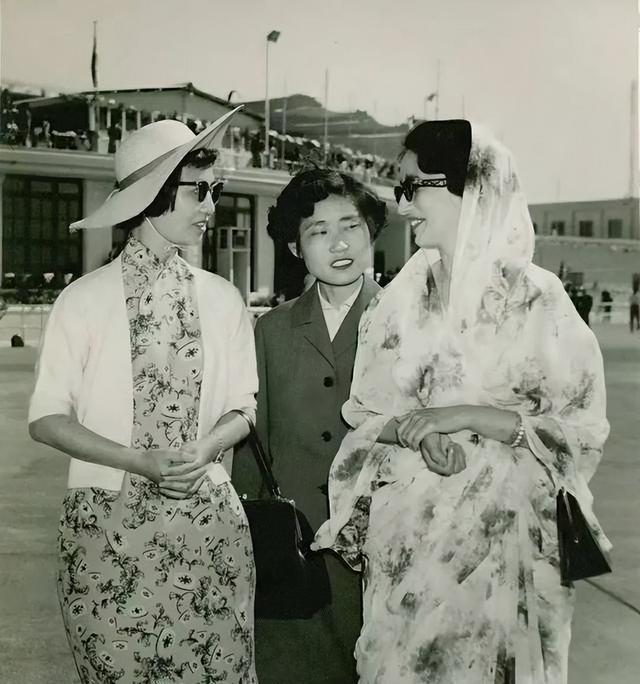 陈毅夫人张茜有多美？41岁和周总理合影，气质非凡美丽动人