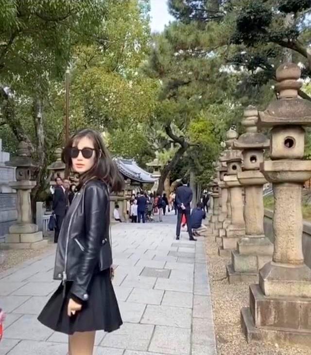 马蓉离开王宝强9年后更美了，穿搭时髦秀豆腐腿，越来越像大明星