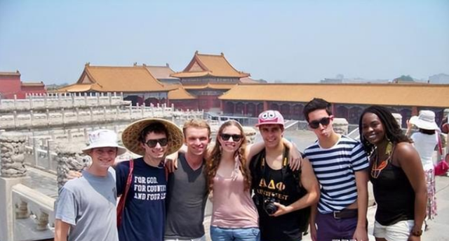 为啥大量老外突然涌入中国旅游，外国人扎堆中国是好事也有隐患