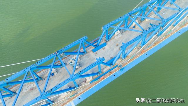 西十高铁汉江特大桥冲刺钢梁合龙