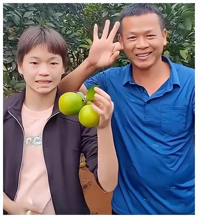 全红婵妈妈看新房，安全帽顶草帽上很特别，听说一楼没房间挺惊讶
