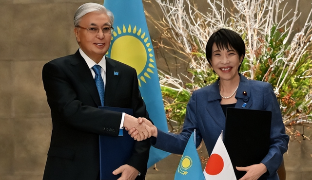 中亚首个变色龙出现，哈总统率先抵日，峰会还没开，已签14项协议