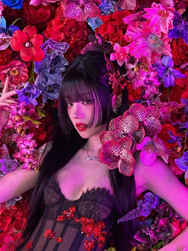 宋雨琦 内娱顶级身材，胸腰比太逆天，抹胸造型性感妖娆太火辣！