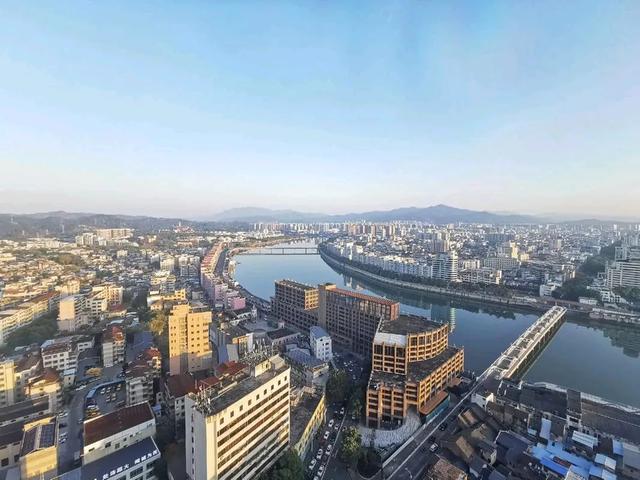 程江与梅江汇合处的梅州市