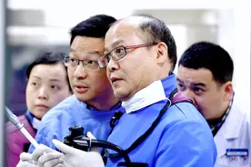 胰腺囊肿引发肠瘘命悬一线， 医生巧寻瘘口封堵解除生命危机图片
