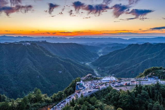 重庆黄水：青山绿水引客来