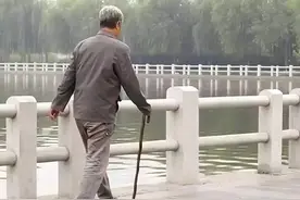 血糖开始升高，走路先知？高血糖患者，走路时大多会出现3个异常图片