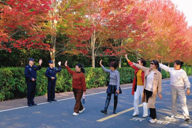 红枫火了!这边“枫警”独好