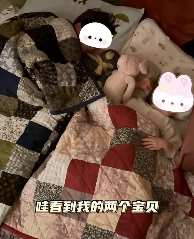 女儿开学第一天，董力阿诺全家出动，阿诺给女儿手工制小被子