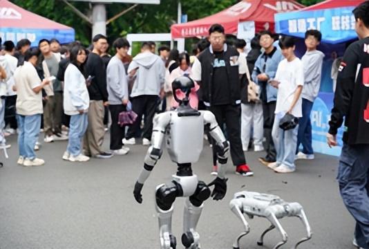 重庆移通学院举办首届AI+科技节 让学生“零距离”感知AI魅力