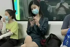 惊！武汉地铁偶遇脱鞋女子，这腿没的真有点上头啊图片