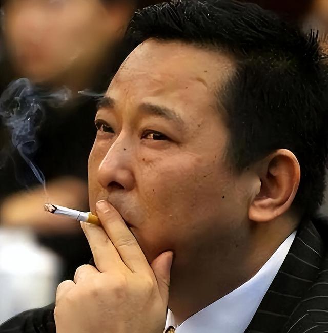 最牛黑老大！与12名女星有染，一顿饭上百万，被捕时：谁敢治我罪