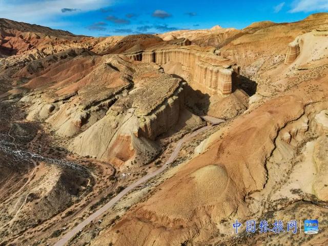 甘肃张掖：冬日外星谷色彩斑斓 亿年雕琢“外星地貌”引客来