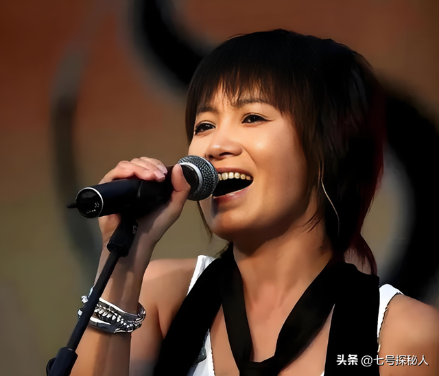 她连续5次上春晚，私下却和恩师同居怀孕被骗流产	，现在57岁单身