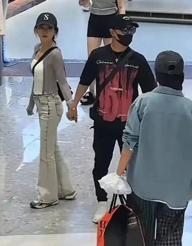 汪峰恋爱脑上头，飞新疆陪森林北吸烟都不下饭桌，女方翻手机查岗