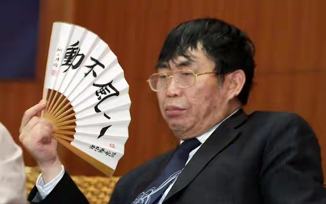 聂卫平葬礼	，长子捧遗像，两前任妻子未现身，现任兰莉娅主持现场