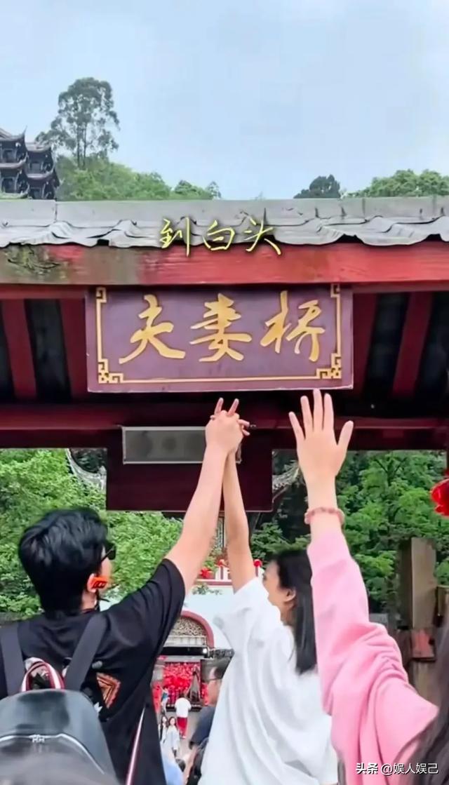 陆毅一家都江堰玩，全家颜值出众腿修长 夫妻携手女儿闹 人生赢家！