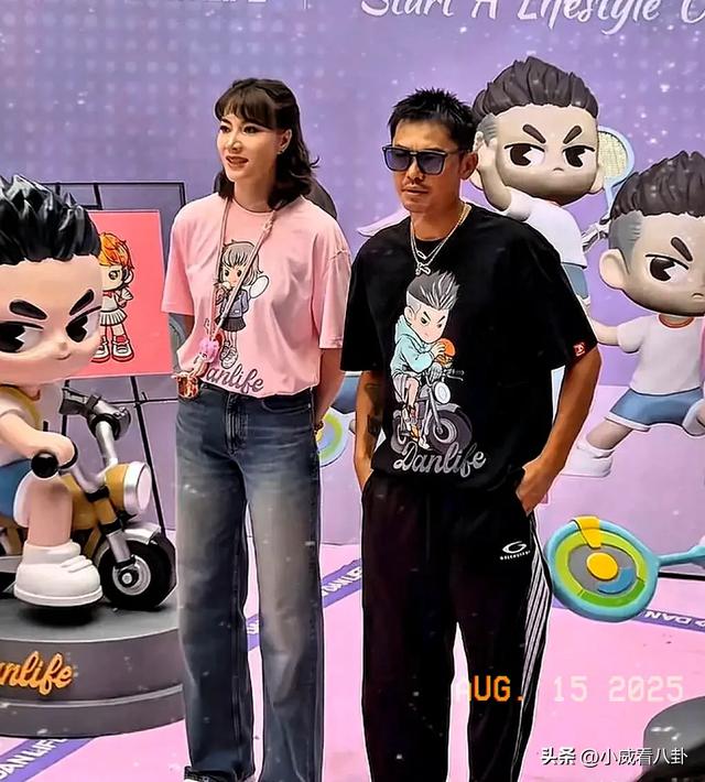 林丹和老婆谢杏芳深圳出席活动几乎没有肢体接触完全不像一对夫妻
