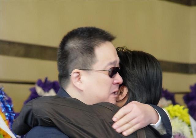 她从高烧到去世仅16天，演唱现场复发，后抢救无效离世