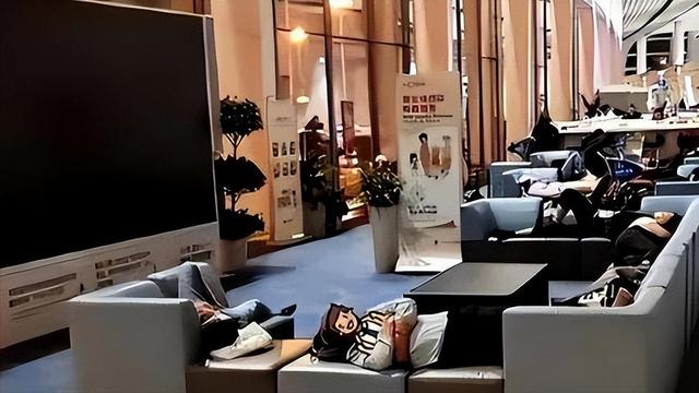 旅客睡成一片	，大兴机场却成了“深夜避风港”？一句话点醒行业