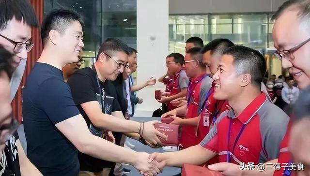 京东001号快递员已退休，勤恳工作16年	，刘强东承诺的房兑现了吗