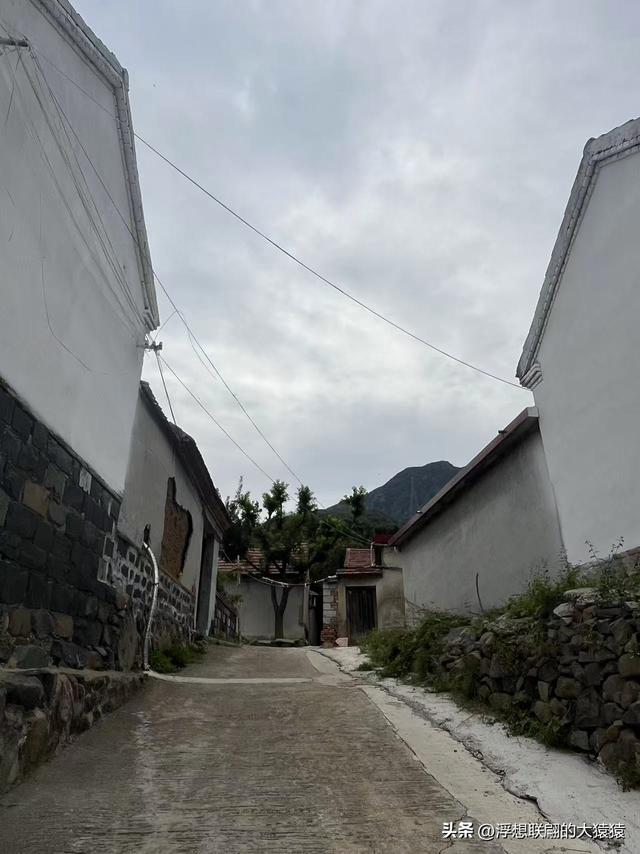 在邹平上回村可以攀爬摩诃峰，但俺没爬，俺买了农家菜打了山泉水