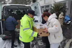 暖心救助，点亮寒冬，民警化身雨雪中的温情守护者图片