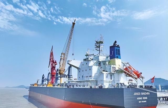 特朗普刚要对中国下重手	，突然在大连造船厂内，发现了不寻常一幕