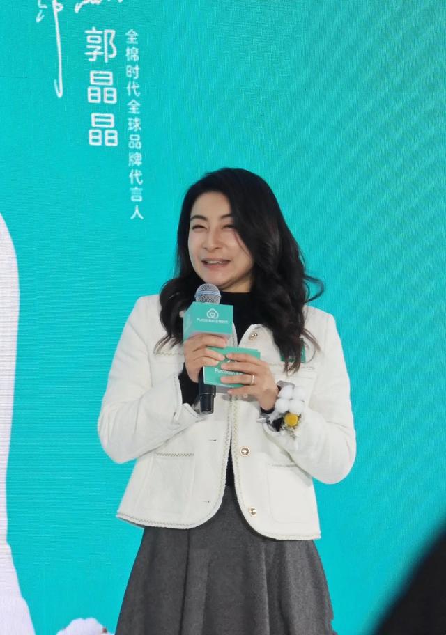 郭晶晶现身北京，穿小香风戴棉花手链和善大气，素颜胖出双下巴