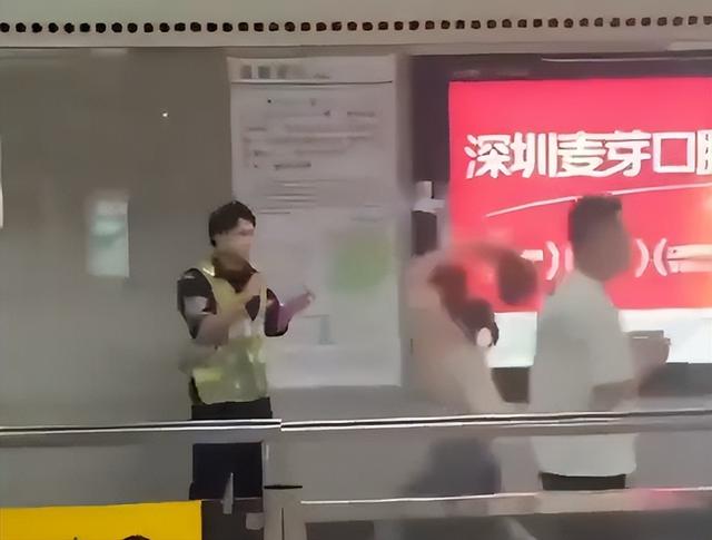 地铁女子打人被拘后续！女子面容曝光，警方回应，知情人透露原因