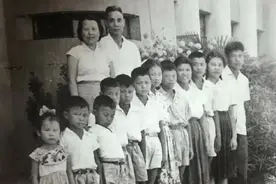 60年代，吴信泉将军和妻子，在炮兵大院里和12个子女的一张合影图片