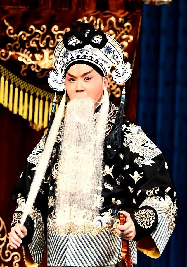 哇。这两位“90后”京剧老生，原来都是小帅哥啊