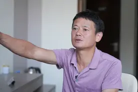 武汉大学生因室友电瓶燃爆致烧伤案将诉前调解，父亲展示供皮伤疤：很疼，不敢和儿子讲图片