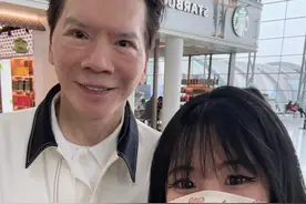 76岁向华强在四川，陪向太出席活动，皮肤超级好，身上没有沧桑感图片