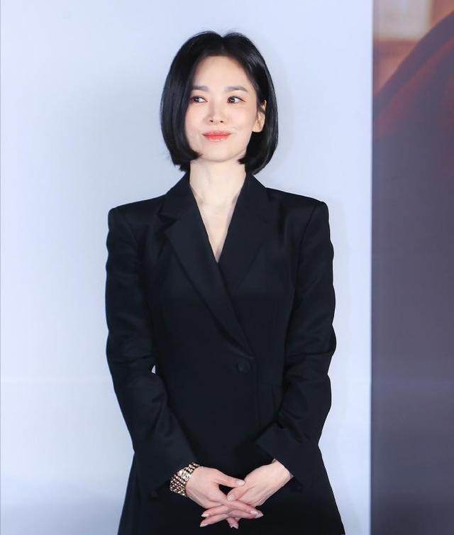 离婚5年，39岁宋仲基儿女双全，43岁宋慧乔独美