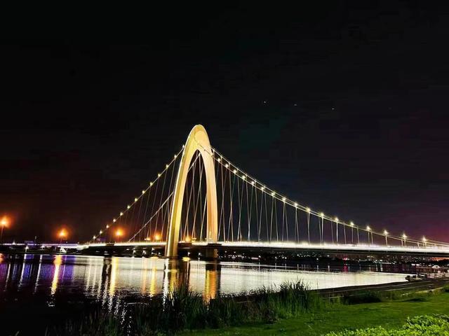 太原夜景璀璨 社交平台“圈粉”