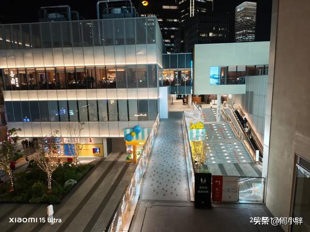 上海GateM西岸梦中心，为开封滨湖商业提供了湖畔松弛感的参考