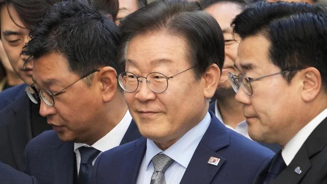 九三阅兵越来越近，李在明发现得罪不起中国，决定派人送上亲笔信